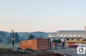 Caminhão atinge lombada eletrônica após tombar na BR-282