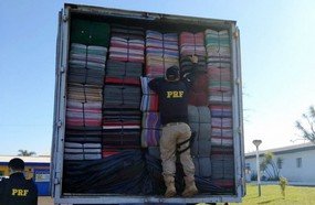 PRF apreende cigarros escondidos em carga de tapetes
