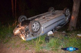 Capotamento deixa três pessoas feridas na SC-150