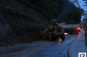 Queda de barreira na Vila Pedrini em Joaçaba
