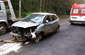 Motorista fica ferido após colidir contra barranco em Ibicaré