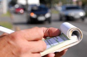 Agente de trânsito que aplicar multa terá que ser identificado