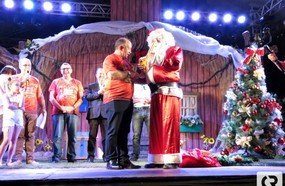 Já é Natal em Joaçaba: Papai Noel recebe a chave da cidade