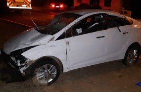 Motorista fica ferido após colidir em muro e capotar veículo