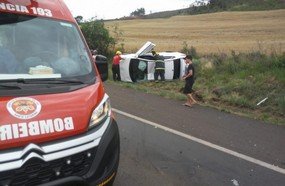 Veículo capota após colisão em Campos Novos