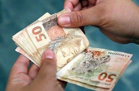 Primeira parcela do 13º salário deve ser paga nesta segunda-feira