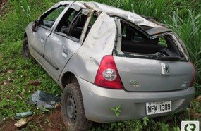 Veículo “voa” para barranco após motorista perder controle