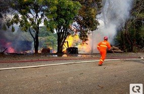 Incêndio destrói barracão em propriedade no interior de Ibicaré