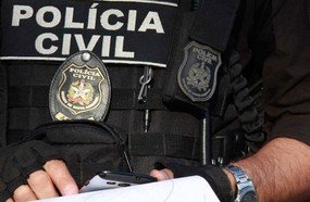 Polícia investiga vídeo de homem atirando em lata sobre a cabeça de amigo