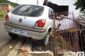 Motorista embriagado quase invade residência em Herval d´Oeste