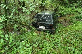 Veículo furtado é encontrado abandonado e sem as rodas