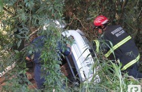 Motorista despenca em barranco no Acesso Adolfo Ziguelli