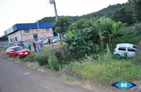 Veículo vai parar em córrego após colisão na SC-150