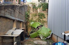 Motorista despenca com Fusca de um muro em Capinzal