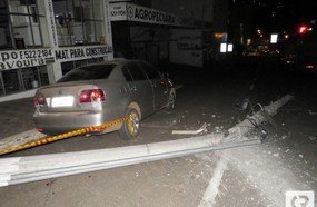 Carreta arranca poste no centro de Joaçaba