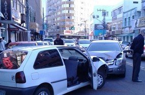 Colisão entre veículos no centro de Joaçaba