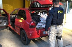 PRF aprende carro abarrotado com cigarros e eletrônicos na BR-153