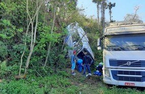 Micro-ônibus despenca em barranco e deixa trabalhadores feridos