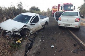 Duas pessoas ficam feridas após colisão entre veículos em Tangará