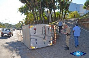 Caminhão tomba ao tentar subir no Centro Educacional