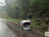 Veículo com duas pessoas capota na BR-282, em Erval Velho