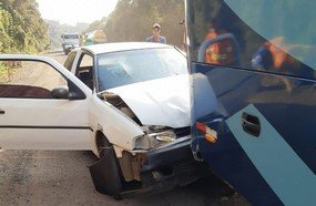 Ocupantes de carro fogem após colisão em ônibus na BR-153