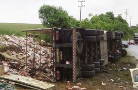 Caminhão carregado com leite longa vida tomba em Treze Tílias