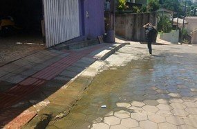Esgoto corre a céu aberto em rua recém-concluída de Joaçaba