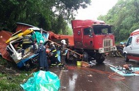 Colisão entre carretas deixa motorista preso às ferragens