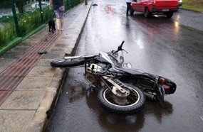 Motociclista morre após atingir cabo de aço de aço suspenso na via