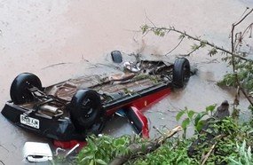 Veículo com quatro pessoas cai em açude na SC-155