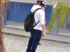 Halloween? Adolescente mascarado invade escola e solta rojões