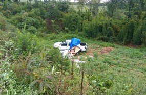 Família fica ferida após caminhonete capotar na BR-470